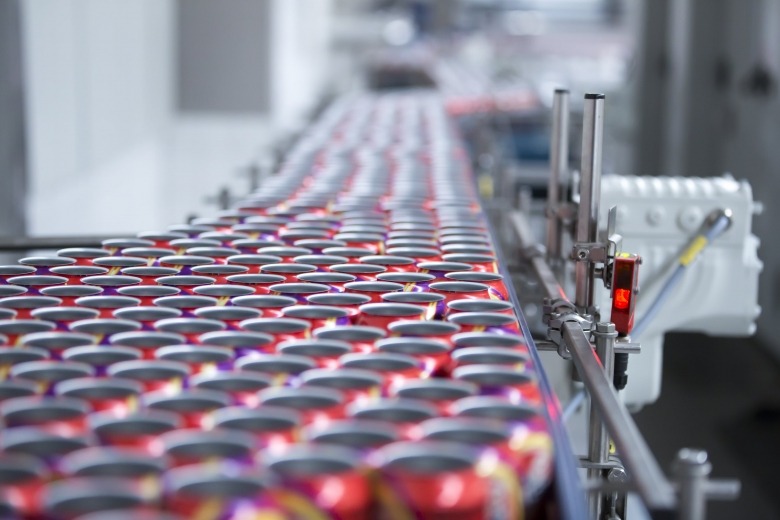 Beverage cans on a conveyor belt